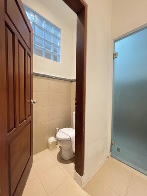Junior kamer, meerdere bedden | Badkamer