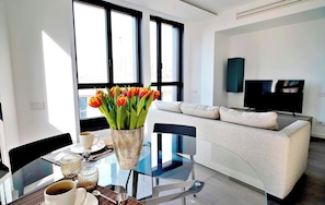 Apartment | Dining - Centro San Babila - Central Tower Apartment W/ter (Milan)