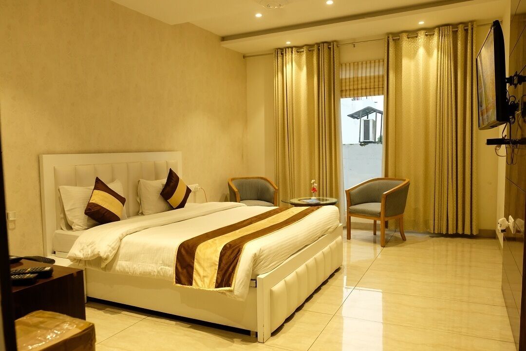 Meja, ruang kerja komputer riba, kalis bunyi, seterika/papan seterika 