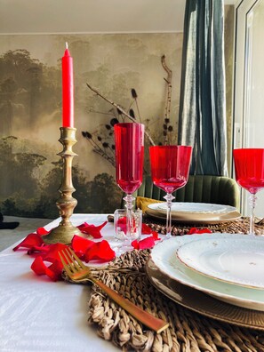 Der serveres morgenmad, aftensmad og brunch