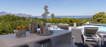 Gorgeous 3-bedroom villa with mountain and ocean views in Somerset West