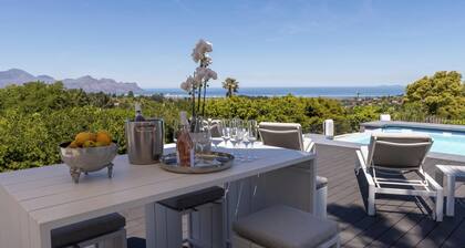 Gorgeous 3-bedroom villa with mountain and ocean views in Somerset West