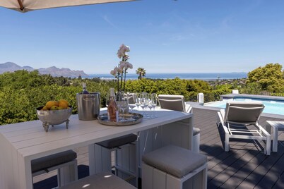 Gorgeous 3-bedroom villa with mountain and ocean views in Somerset West