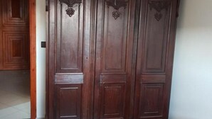 Une paire de grandes portes en bois foncé, dotées de sculptures complexes et d’un design traditionnel.