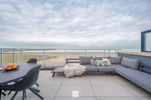 Outdoor dining - The Surf Floor, amazing big sea-view terrace with outdoor shower (Knokke-Heist)