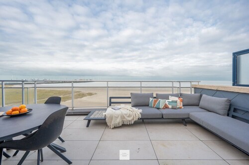 The Surf Floor, amazing big sea-view terrace with outdoor shower