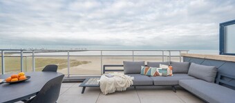 The Surf Floor, amazing big sea-view terrace with outdoor shower