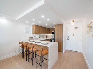 Réfrigérateur, four à micro-ondes, un four, surface de cuisson