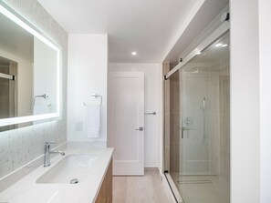 Een douche, een haardroger, handdoeken, zeep