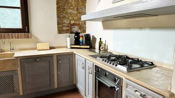 Frigorifero, microonde, forno, piano cottura