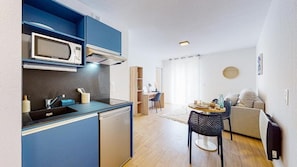 Apartamento superior | Cocina privada | Nevera en la zona común, microondas en la zona común y trona infantil