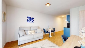 Apartamento superior | Zona de estar | Una televisión