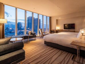 Suite, Non Smoking | In-room safe, blackout drapes, free WiFi, bed sheets