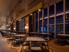 2 間餐廳；供應早餐和晚餐