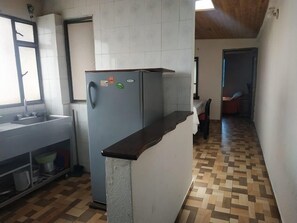 Fridge, coffee grinder, cookware/dishes/utensils, lobster pot - 1 bedroom apartment with Smart tv (Bogotá)