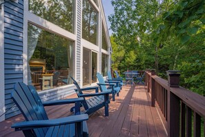 Outdoor dining - 15minSundayRiver+Hot-tub+Sauna+Arcade (Bethel)