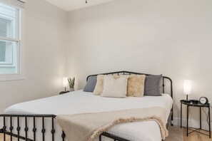 1 habitación, escritorio, tabla de planchar con plancha y cuna de viaje 