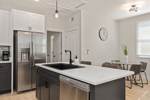 Fridge, microwave, oven, stovetop - Downtown Bliss, Walk Everywhere! (Wilmington)