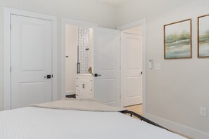 1 bedroom, desk, iron/ironing board, travel crib - Downtown Bliss, Walk Everywhere! (Wilmington)