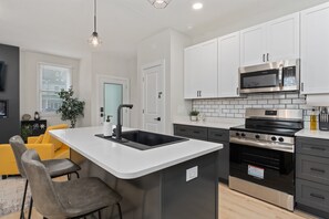 Fridge, microwave, oven, stovetop - Downtown Bliss, Walk Everywhere! (Wilmington)