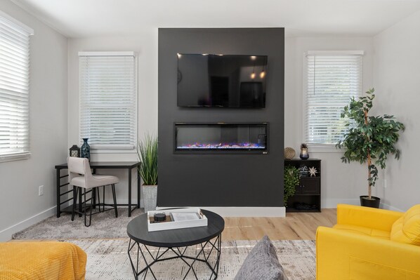 Smart TV, fireplace - Downtown Bliss, Walk Everywhere! (Wilmington)