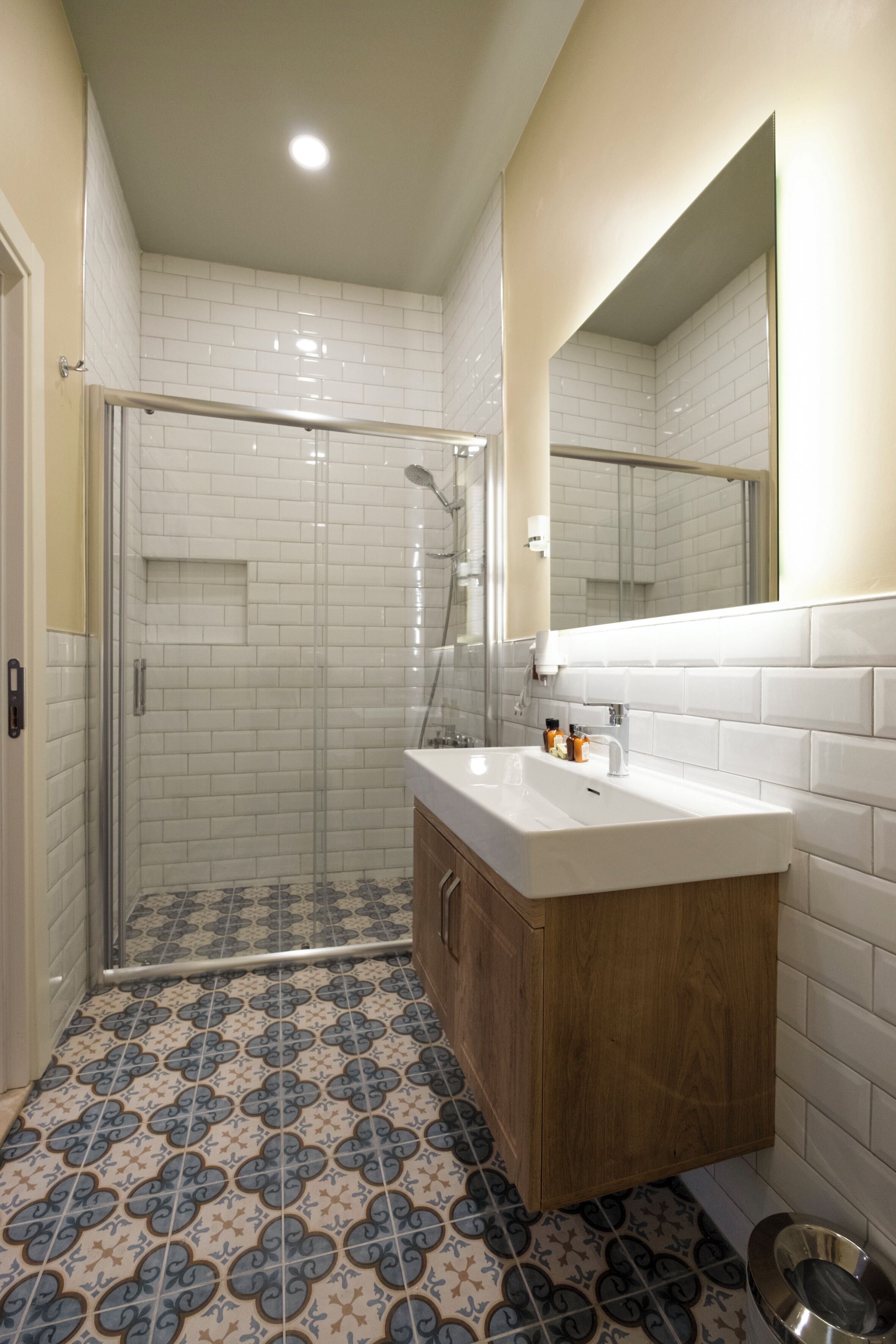 Habitación Confort | Baño | Ducha, secador de pelo, zapatillas y toallas