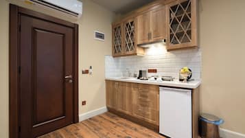 Chambre Club, 1 très grand lit et 1 canapé-lit, non-fumeurs | Cuisine privée | Mini réfrigérateur, machine à expresso, bouilloire électrique