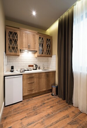 Habitación Elite | Cocina privada | Frigorífico pequeño, máquina de café espresso y hervidor eléctrico