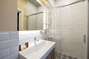 Basic Room, Non Smoking, Kitchen | Bathroom | Shower, hair dryer, slippers, towels - Level Suites (Istanbul)
