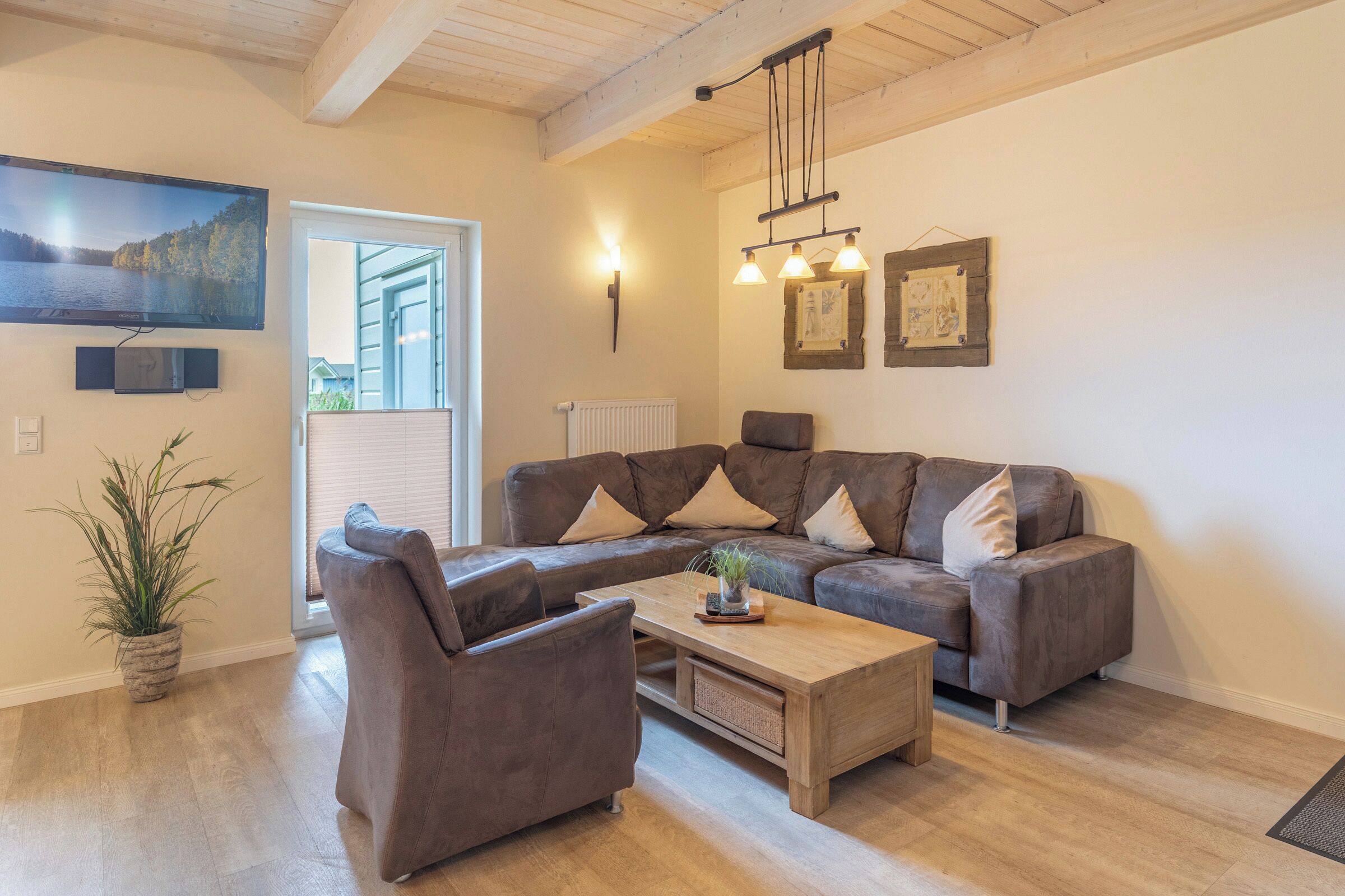 Een televisie, een open haard en een stereo