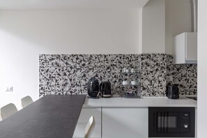 Réfrigérateur, micro-ondes, plaque de cuisson, lave-vaisselle