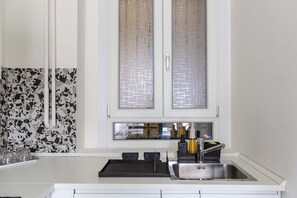 Geladeira, micro-ondas, cooktop, lava-louças