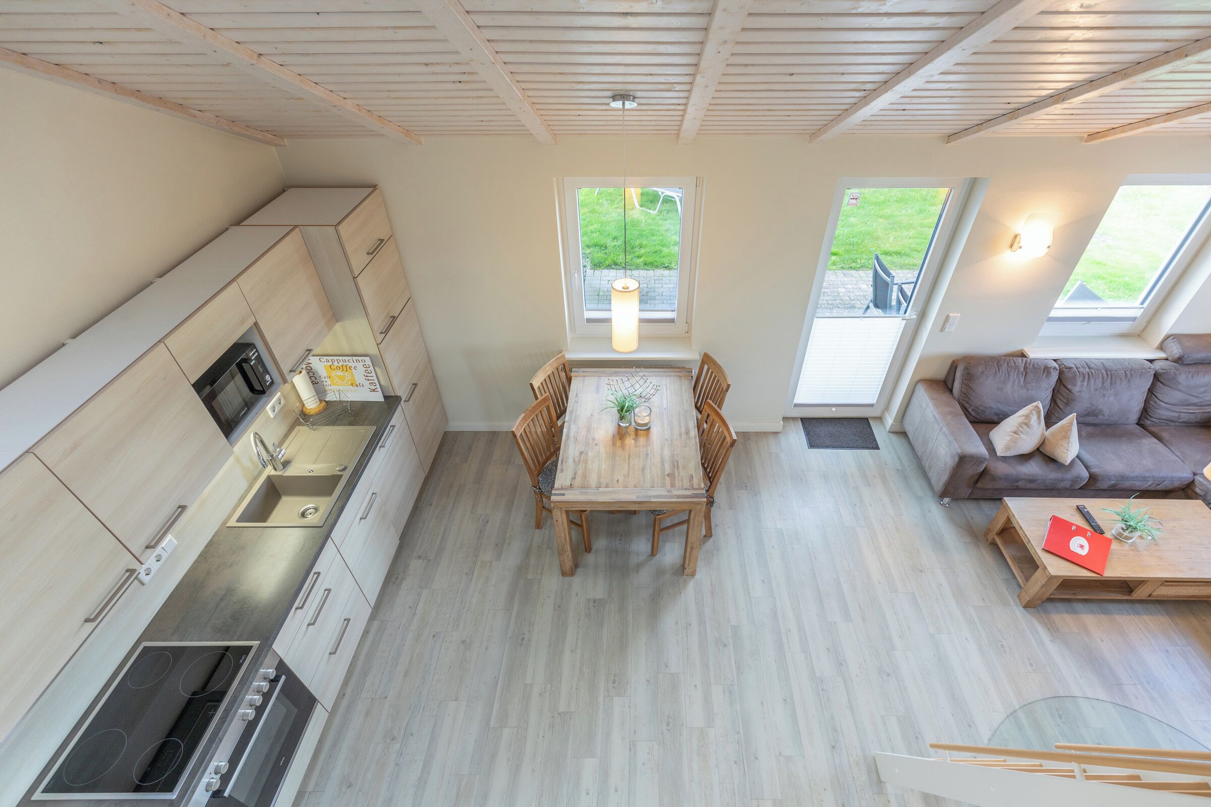 Een koelkast, een oven, een kookplaat, een vaatwasser