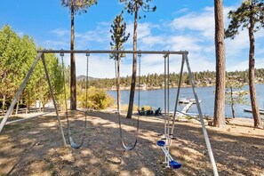 Une balançoire dans un parc avec vue sur un lac.