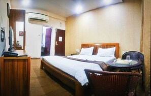 Premier Room | Free WiFi - Shavin Residency Wardha Maharashtra (Wardha)
