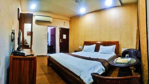 Premier Room | Free WiFi - Shavin Residency Wardha Maharashtra (Wardha)