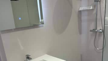 Douche, serviettes fournies