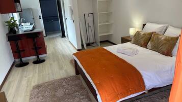 1 slaapkamer, een strijkplank/strijkijzer, wifi, beddengoed