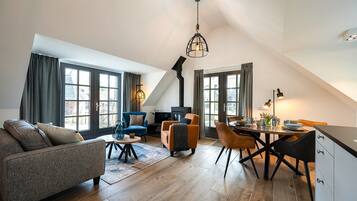 Een televisie en een open haard