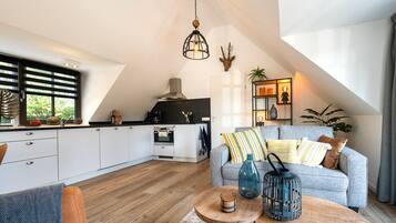 Een televisie en een open haard