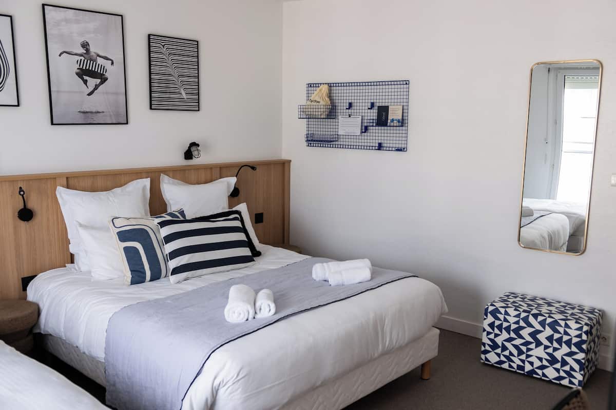 Economy Triple Room, City View | 1 bilik tidur, peti besi dalam bilik, meja, langsir/tirai gelap terus