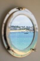 Comfort-dobbeltværelse - havudsigt | Pengeskab på værelset, skrivebord, mørklægningsgardiner, lydisolering