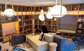 Coin salon dans le hall