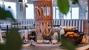 Un buffet de petit-déjeuner proposant une variété d’aliments et d’accompagnements.