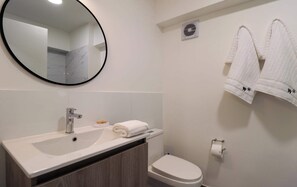 Suihku, hiustenkuivaaja, pyyhkeet