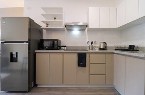 Refrigerador, microondas, placa de cocina, cafetera/tetera