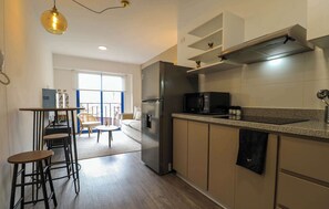 Refrigerador, microondas, placa de cocina, cafetera/tetera