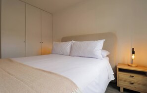 1 habitación, escritorio, tabla de planchar con plancha y wifi 