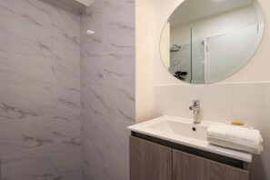 Suihku, hiustenkuivaaja, pyyhkeet