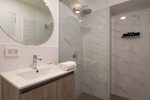 Dusche, Haartrockner, Handtücher, Shampoo